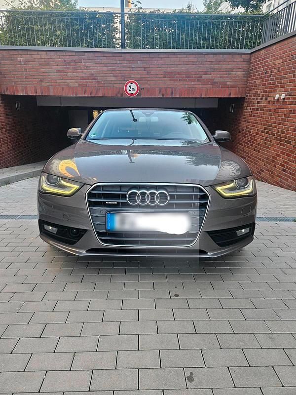 Grau Gebraucht 2015 Audi A4 Limousine | 10.900 € (Fairer Preis) - Bild 1/4