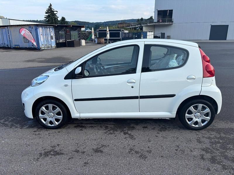 Weiß Gebraucht 2011 Peugeot 107 Kleinwagen | 5.750 € (Teuer) - Bild 1/4