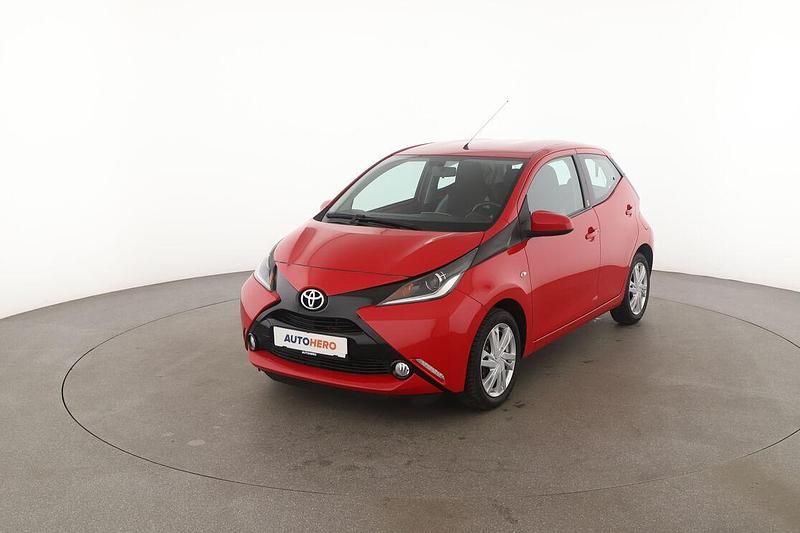 Rot Gebraucht 2018 Toyota Aygo X-play Kleinwagen | 12.770 € (Teuer) - Bild 1/3