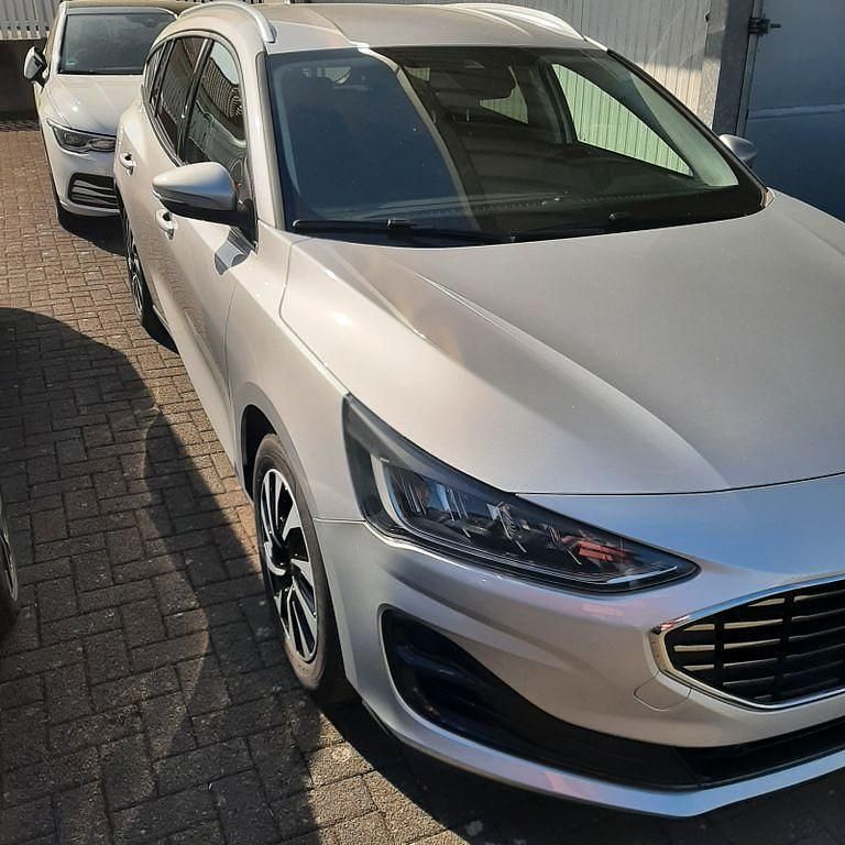 Usado Ford Focus Titanium 125 CV (91 kW) 2024 Plateado Familiar