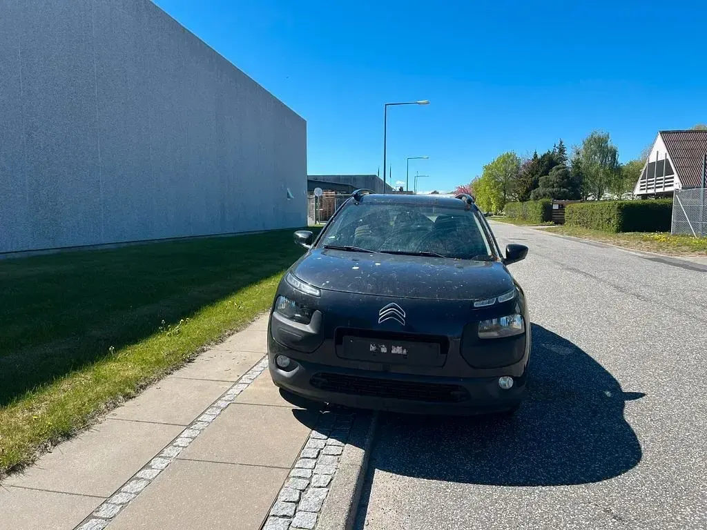 Gebraucht Citroën C4 Cactus 99 PS (72 kW) 2015 Schwarz Kleinwagen
