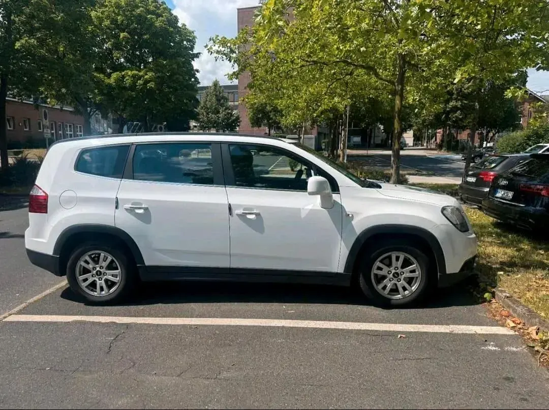 Gebraucht Chevrolet Orlando 150 PS (110 kW) 2012 Weiß Van / Kleinbus