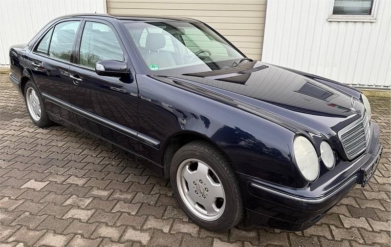 Blau Gebraucht 2001 Mercedes E270 Elegance Limousine | 4.500 € (Fairer Preis) - Bild 1/4
