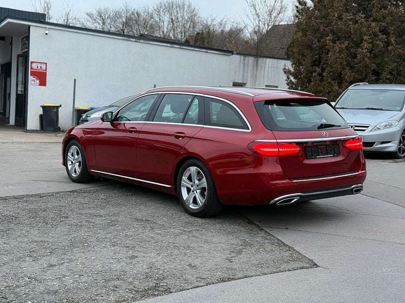 Gebraucht Mercedes E220 194 PS (142 kW) 2016 Rot Kombi