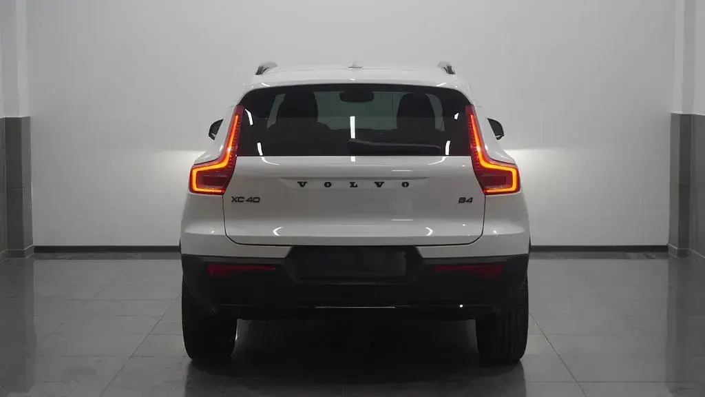 Gebraucht Volvo XC40 Plus 197 PS (144 kW) 2025 Weiß SUV