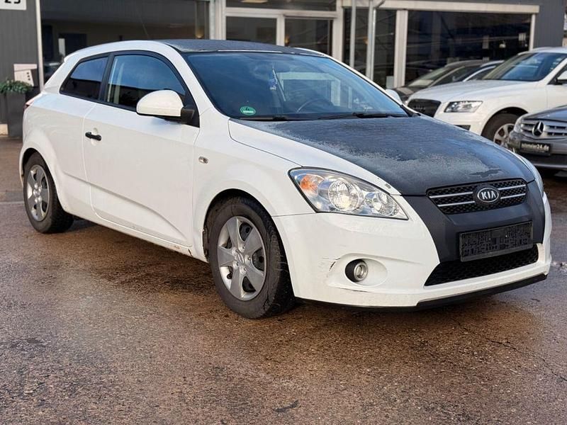 Usado Kia Ceed 126 HP (92 kW) 2009 Branco Citadino