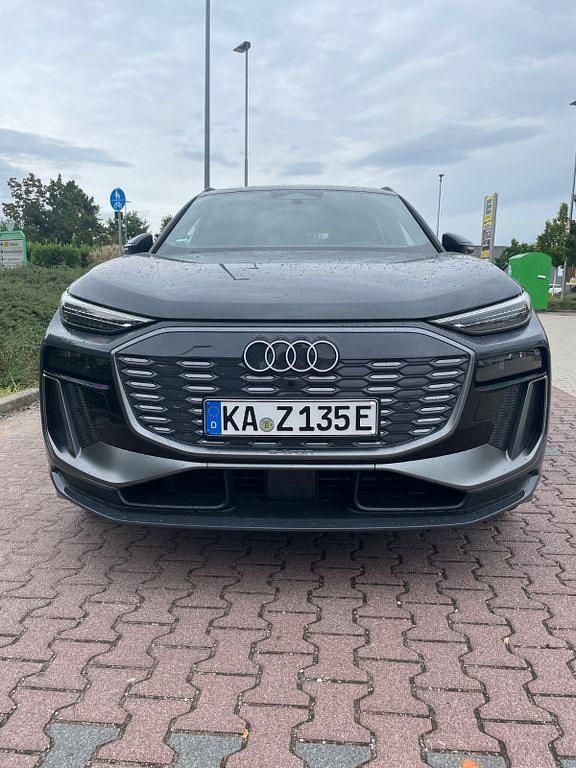 Grau Neu 2025 Audi Q6 e-tron Edition .1 SUV | 82.500 € (Fairer Preis) - Bild 1/4