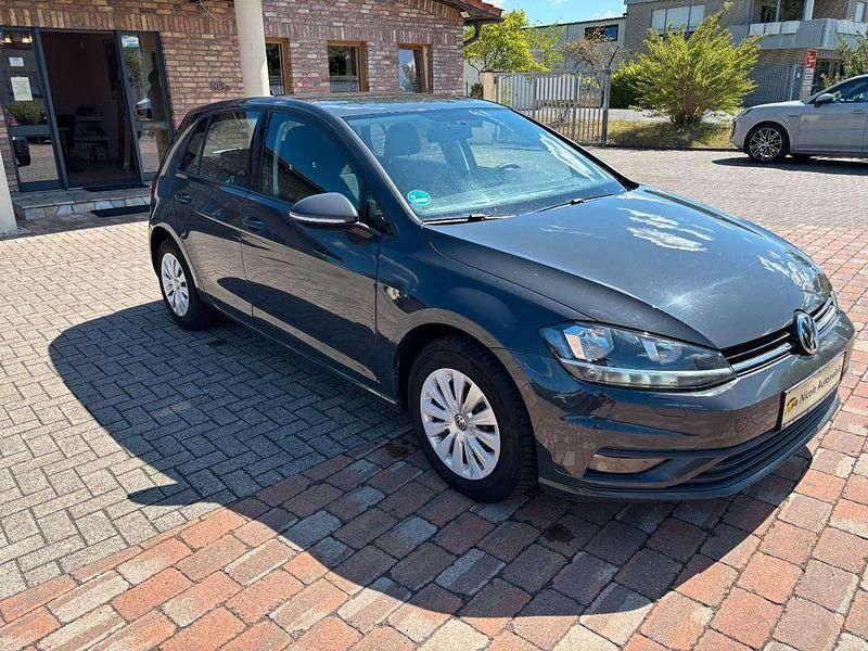 Grau Gebraucht 2019 VW Golf Trendline Limousine | 11.200 € (Fairer Preis) - Bild 1/4