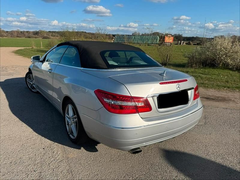 Gebraucht Mercedes E200 183 PS (134 kW) 2011 Silber Cabrio