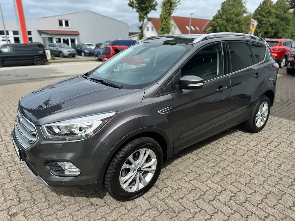 Gebraucht Ford Kuga Titanium 150 PS (110 kW) 2017 Grau SUV