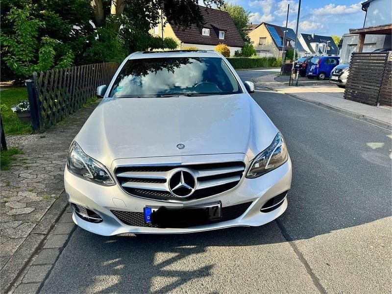 Silber Gebraucht 2013 Mercedes E200 Avantgarde Limousine | 17.500 € (Fairer Preis) - Bild 1/4