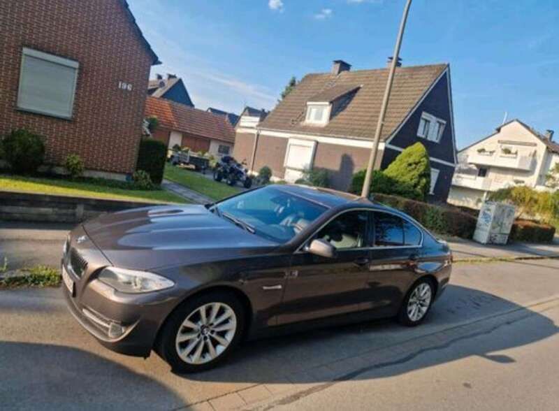 Braun Gebraucht 2012 BMW 525 Limousine | 7.500 € - Bild 1/4