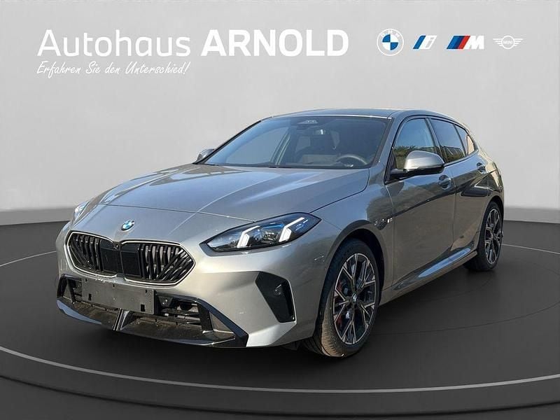 Skyscraper grau metallic Neu 2025 BMW 120 M Sport Kleinwagen | 38.200 € (Fairer Preis) - Bild 1/4