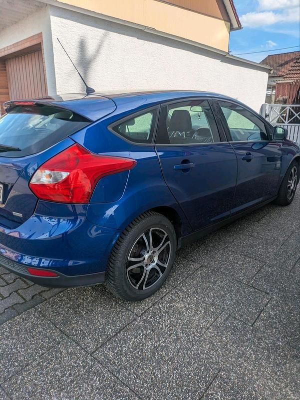 Gebraucht Ford Focus SYNC Edition 125 PS (91 kW) 2014 Blau Limousine