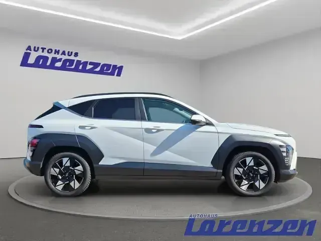 Gebraucht Hyundai Kona Prime 199 PS (146 kW) 2024 Serenity white / mic (weiss) SUV
