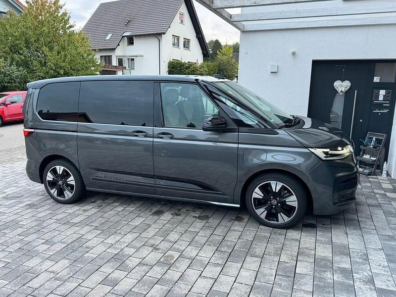 Grau Gebraucht 2023 VW T7 Edition Van | 59.200 € (Etwas zu teuer) - Bild 1/4