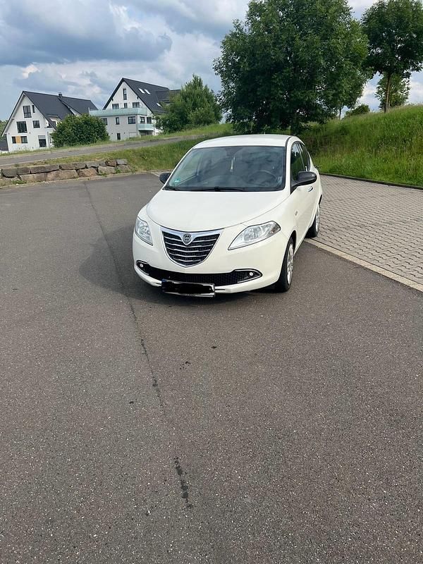 Second-hand Lancia Ypsilon 85 CP (62 kW) 2012 Alb Hatchback