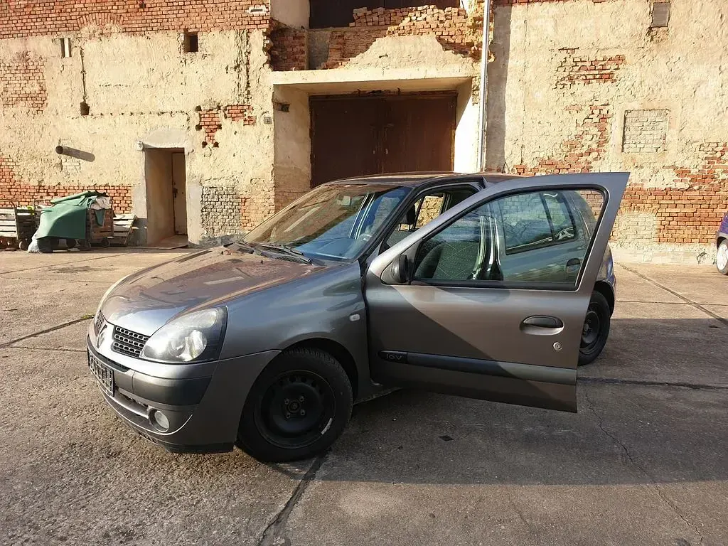 Gebraucht Renault Clio II 75 PS (55 kW) 2003 Grau Limousine