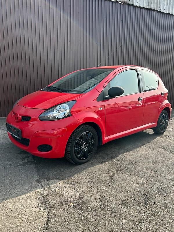 Gebraucht Toyota Aygo 68 PS (50 kW) 2009 Rot Kleinwagen
