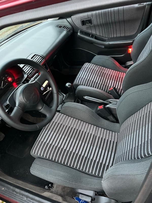 Second-hand Mazda 323F 88 CP (64 kW) 1994 Roșu Hatchback