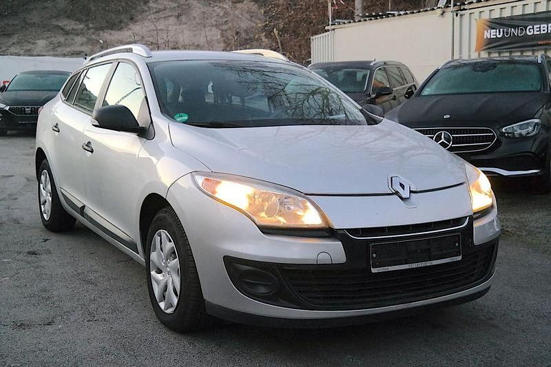 Grau Gebraucht 2013 Renault Mégane III Limousine | 6.900 € (Fairer Preis) - Bild 1/4