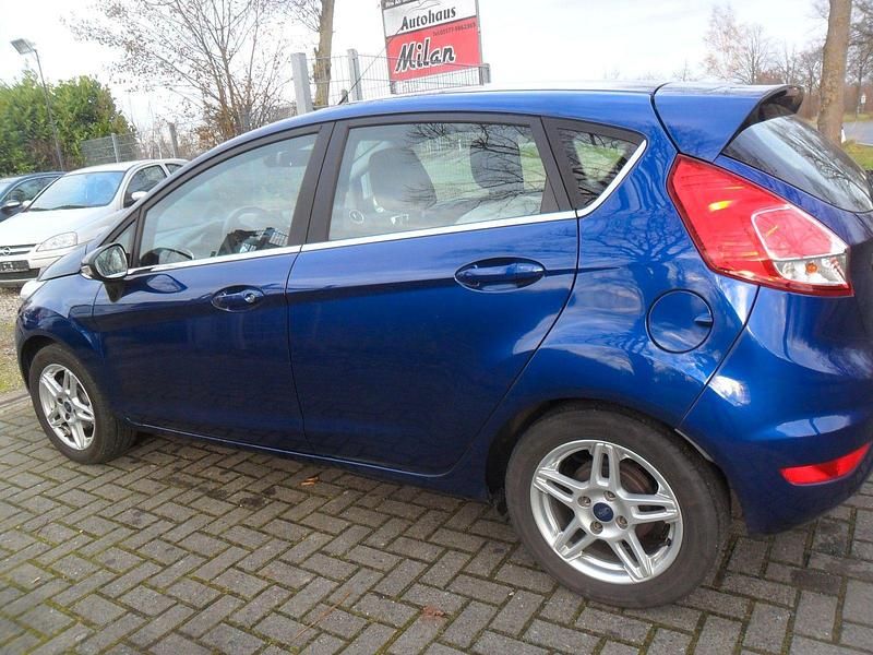 Blau Gebraucht 2014 Ford Fiesta Titanium Kleinwagen | 4.999 € (Guter Preis) - Bild 1/4