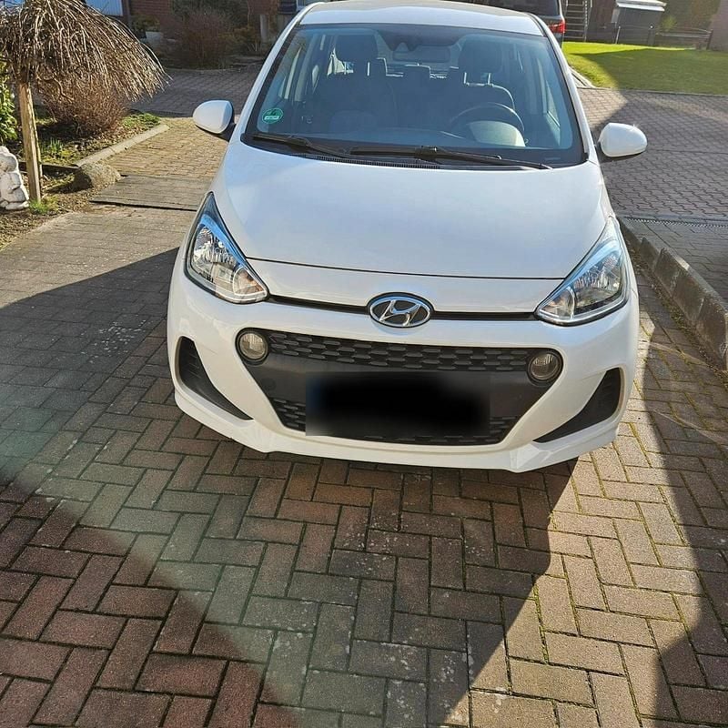 Gebraucht Hyundai i10 Trend 67 PS (49 kW) 2017 Weiß Kleinwagen