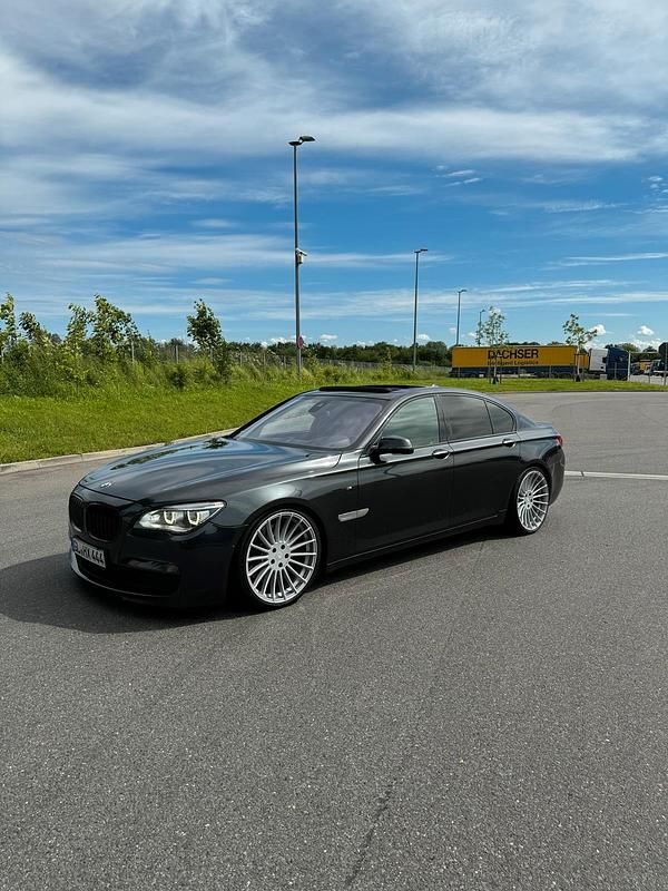 Grau Gebraucht 2014 BMW 750 Comfort Edition Limousine | 23.890 € - Bild 1/4