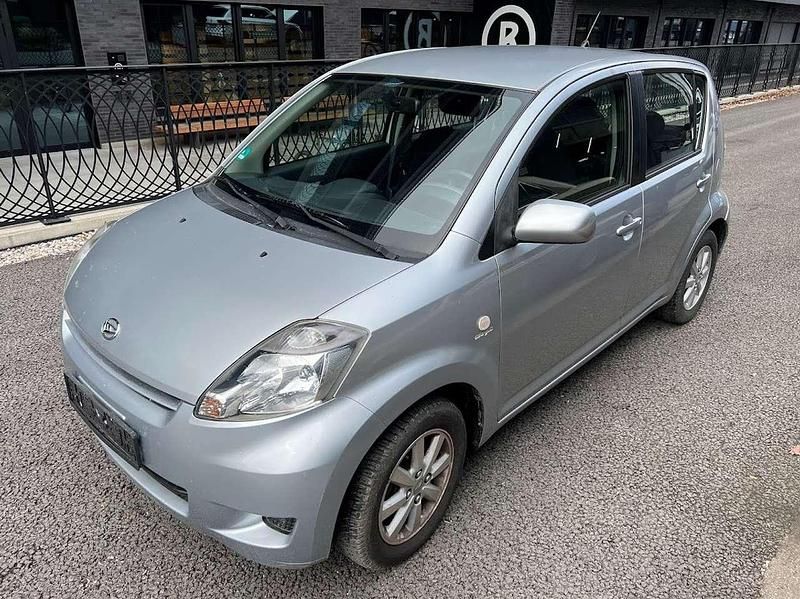 Gebraucht Daihatsu Sirion 91 PS (66 kW) 2010 Silber Kleinwagen