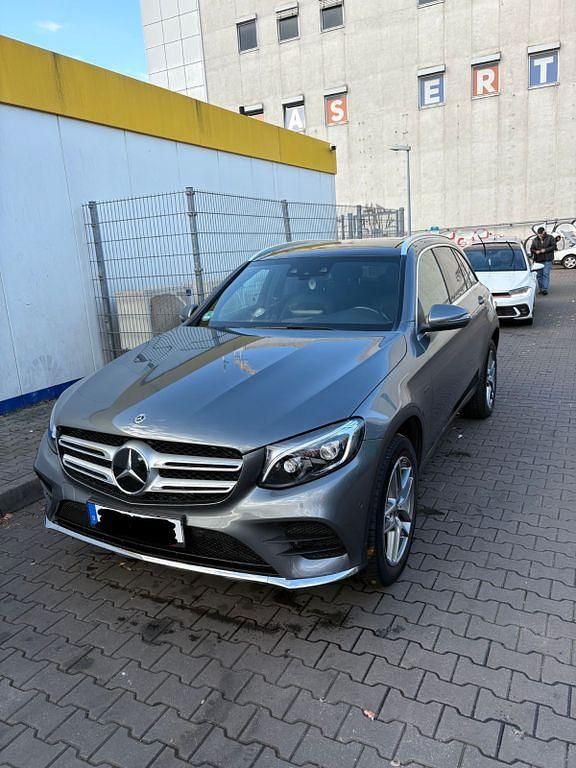 Grau Gebraucht 2018 Mercedes GLC350 SUV | 29.800 € (Fairer Preis) - Bild 1/4