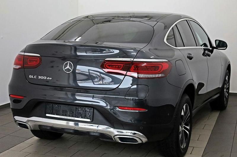 Gebraucht Mercedes GLC300e 194 PS (142 kW) 2021 Grau Limousine