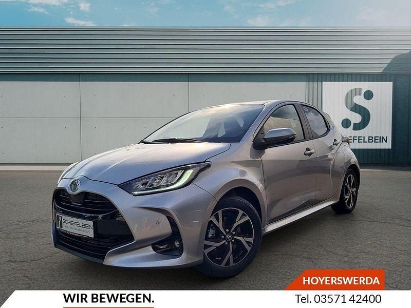 Shimmering silber metallic Neu 2025 Toyota Yaris Hybrid Limousine | 26.880 € (Fairer Preis) - Bild 1/4