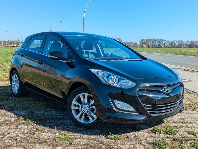 Gebraucht Hyundai i30 Classic 99 PS (72 kW) 2014 Schwarz Limousine