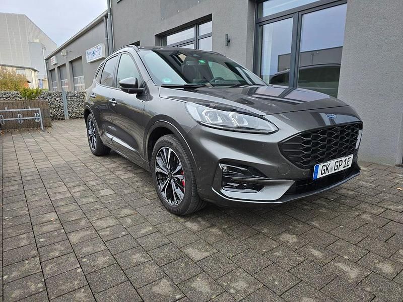 Grau Gebraucht 2021 Ford Kuga ST-Line X SUV | 26.200 € (Etwas zu teuer) - Bild 1/4
