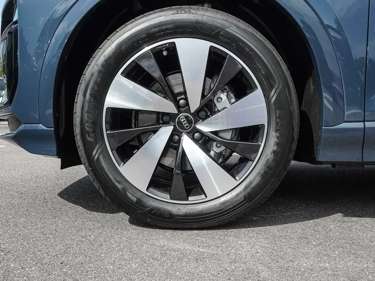 Neu Audi Q6 Sportback e-tron Business 225 kW (306 PS) 2026 Blau SUV