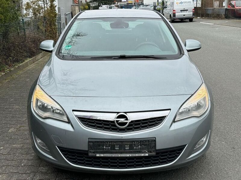 Grau Gebraucht 2010 Opel Astra Limousine | 3.499 € (Guter Preis) - Bild 1/4