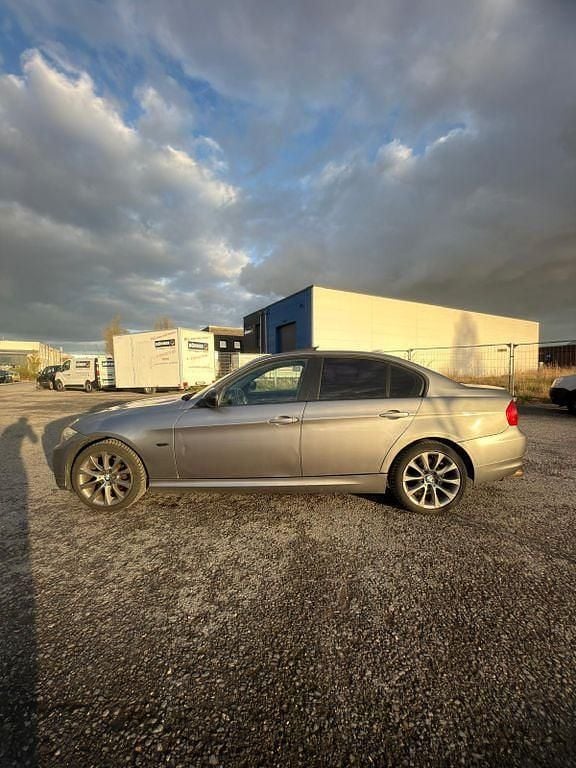 Gebraucht BMW 318 143 PS (105 kW) 2009 Grau Limousine