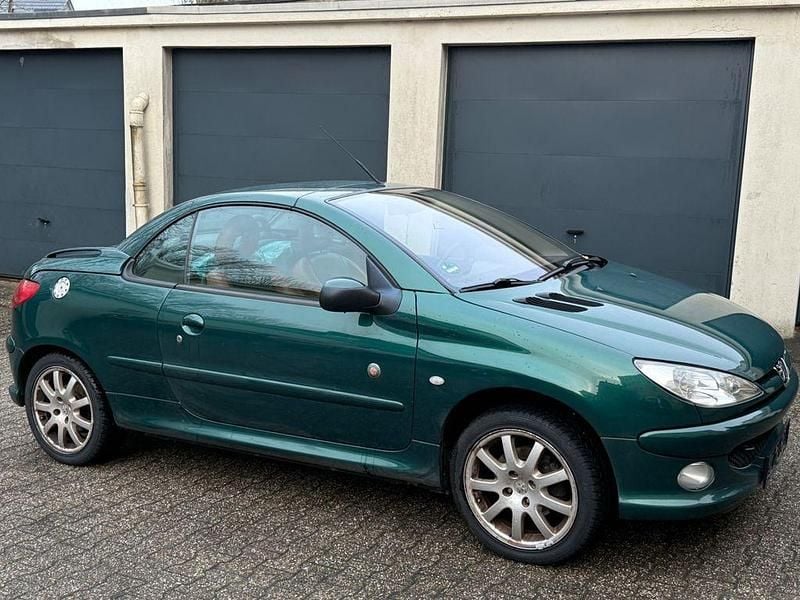 Grün Gebraucht 2004 Peugeot 206 CC Roland Garros Cabrio | 3.000 € (Fairer Preis) - Bild 1/4