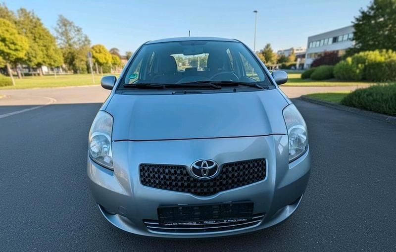 Silber Gebraucht 2006 Toyota Yaris Kleinwagen | 950 € (Superpreis) - Bild 1/4
