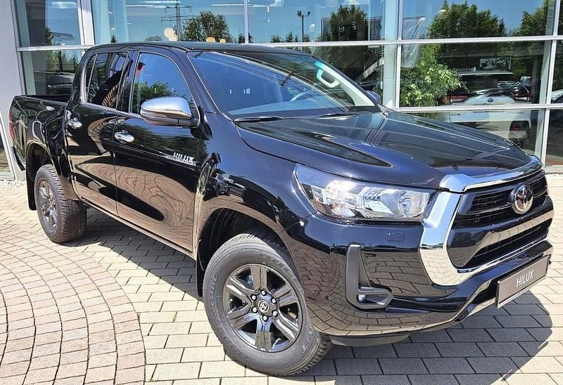 Tiefschwarz mica metallic Neu 2025 Toyota HiLux Comfort Abholung | 48.480 € (Superpreis) - Bild 1/4