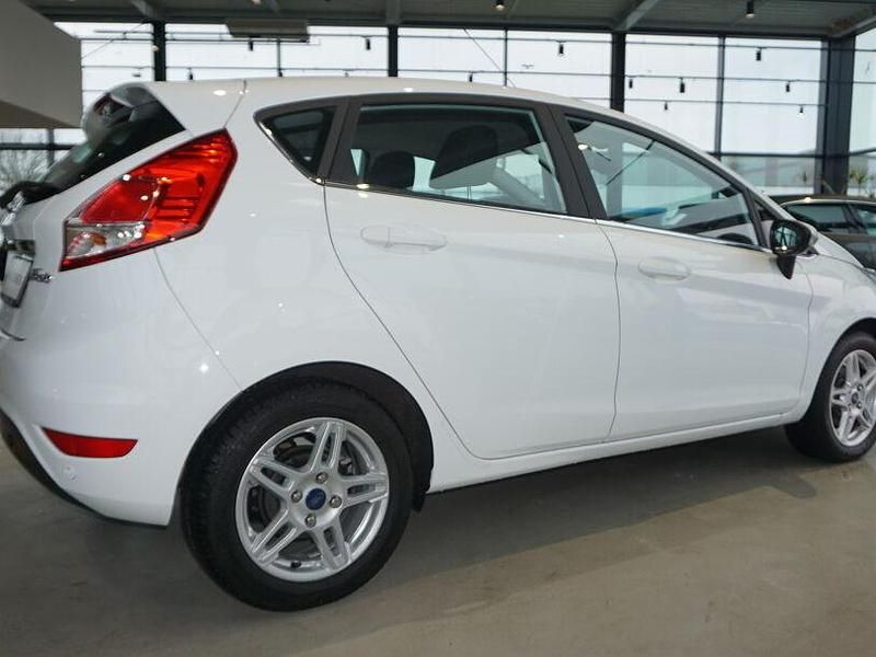 Gebraucht Ford Fiesta Titanium 105 PS (77 kW) 2013 Weiss Kleinwagen
