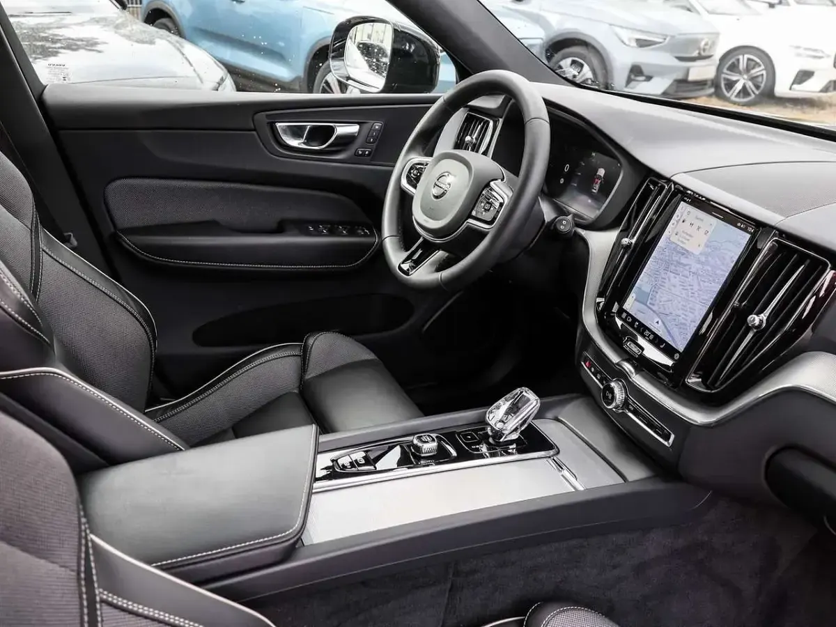 Gebraucht Volvo XC60 Plus 197 PS (144 kW) 2023 Grau SUV