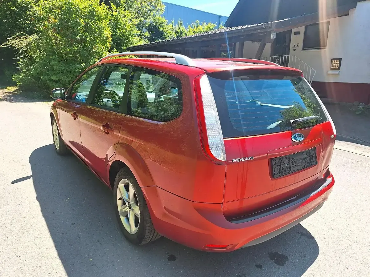 Gebraucht Ford Focus 109 PS (80 kW) 2010 Rot Kombi