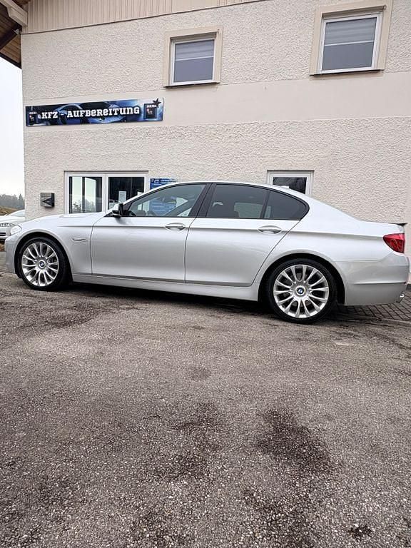 Gebraucht BMW 550 Sport Line 408 PS (300 kW) 2011 Silber Limousine