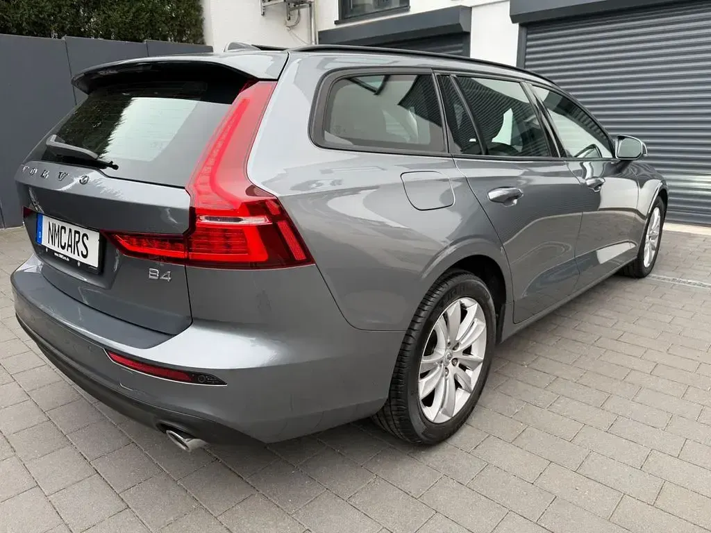 Gebraucht Volvo V60 Momentum 197 PS (144 kW) 2021 Grau Kombi
