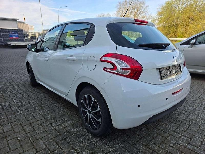 Gebraucht Peugeot 208 Active 68 PS (50 kW) 2013 Weiß Kleinwagen