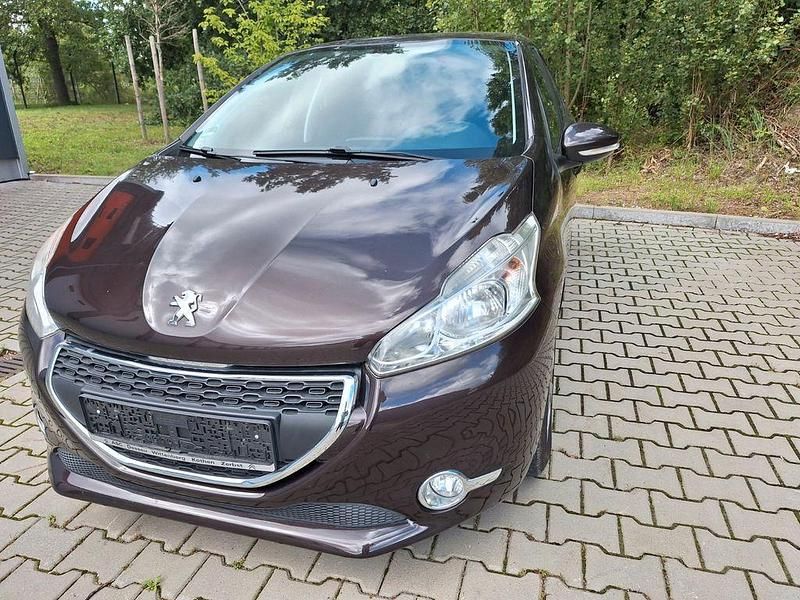 Braun Gebraucht 2012 Peugeot 208 Active Kleinwagen | 4.950 € (Guter Preis) - Bild 1/4