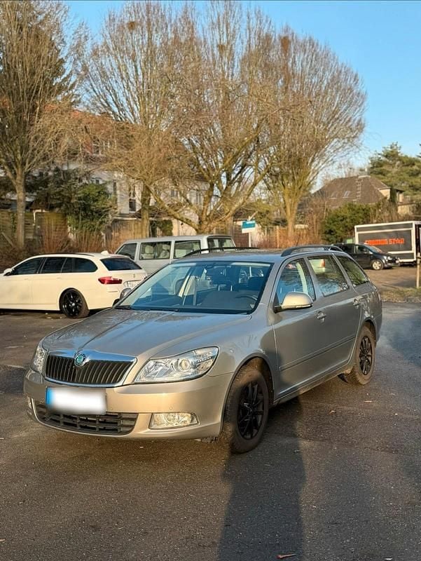 Gebraucht Skoda Octavia 106 PS (77 kW) 2011 Silber Kombi