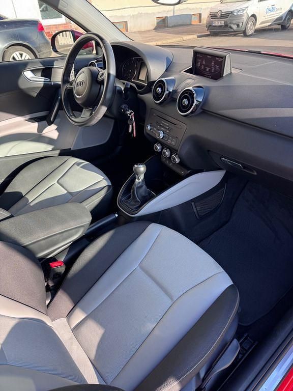 Gebraucht Audi A1 Ambition 105 PS (77 kW) 2013 Rot Kleinwagen