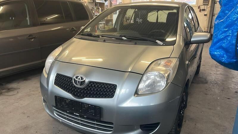 Silber Gebraucht 2008 Toyota Yaris Luna Kleinwagen | 1.400 € - Bild 1/4